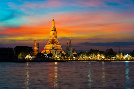 Wat Arun temple at sunset, Bangkok Thailandの写真素材