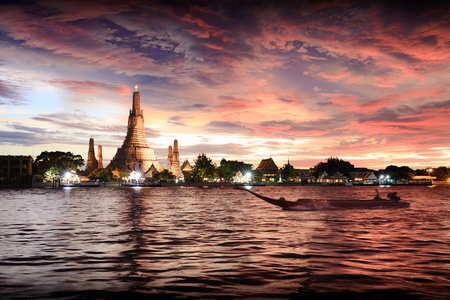 Wat Arun temple at sunset, Bangkok Thailandの写真素材