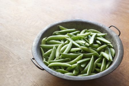 Snap Peas in Strainerの写真素材