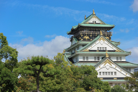 famous tourism landscape view of Osaka castle with green leaves tree background.のeditorial素材