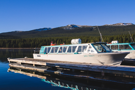 Jasper, Alberta / Canada - October 05 2017: Maligne Lakeのeditorial素材