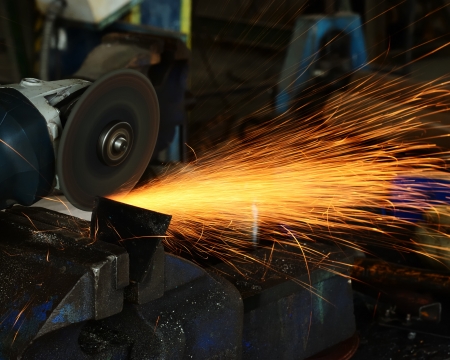 Metal plate sawing by a little grinding wheel tool