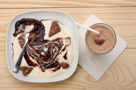 Rice milk porridge with chocolate and smoothieの写真素材