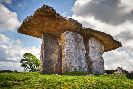 5000 years old Polnabrone Dolmen in Burren, Irelandの素材 [FY31058802768]