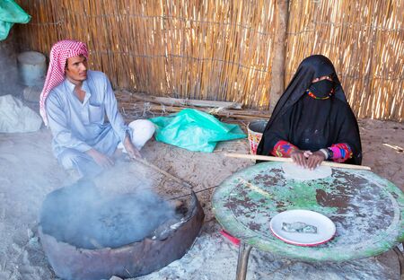 People baking bread in the bedouin village on the desert near Hurghadaのeditorial素材