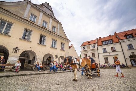 People walking in the old town of Kazimierz Dolny at Vistula riverのeditorial素材
