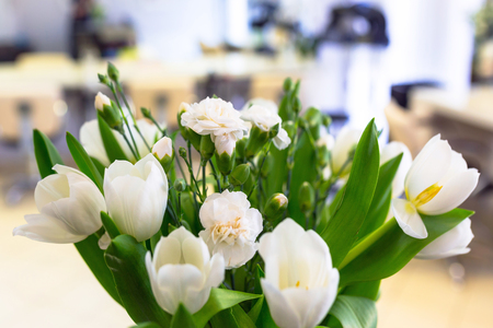 Bouquet of white tulips on the tableの写真素材