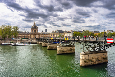 Paris, France - September 16, 2022: Touristrs on the Pont des Arts bridge over the Seine river in Paris at autumn. Franceのeditorial素材