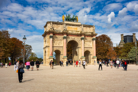 Paris, France - September 16, 2022: Tourists at the Arc de Triomphe du Carrousel in Paris at autumn, Franceのeditorial素材