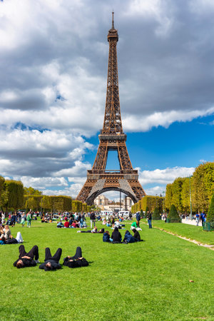 Paris, France - September 17, 2022: People resting on the grass of Park Champ de Mars at the Eiffel Tower in Paris. Franceのeditorial素材