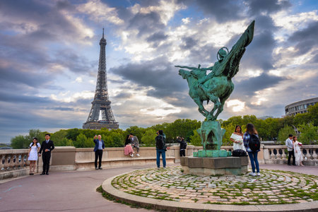 Paris, France - September 16, 2022: Tourist at photo session by the Seine river with the Eiffel Tower in Paris. Franceのeditorial素材