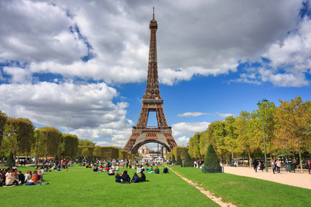 Paris, France - September 17, 2022: People on the walk at Park Champ de Mars by the Eiffel Tower in Paris. Franceのeditorial素材