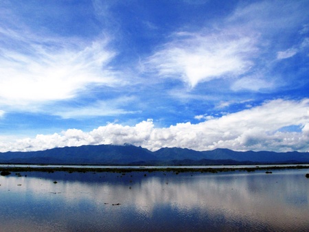 Peaceful lake in a clear sky dayの素材