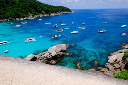 SIMILAN ISLAND, THAILAND - APRIL 24 2017 Group Tourists is spend time and relaxing on the shore at Similan Island,Thailandのeditorial素材