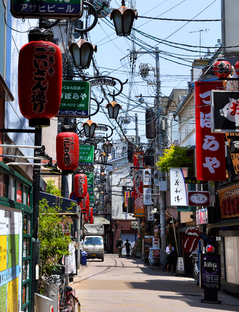 An empty alleyway in the Namba area, Osaka, Japanのeditorial素材