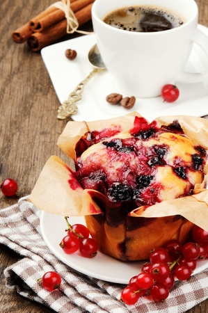 Red currant cup cake and coffee on wooden tableの写真素材