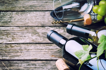 Bottles of red and white wine on wooden tableの写真素材