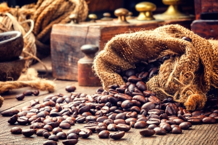Roasted coffee beans in toned vintage settingの写真素材