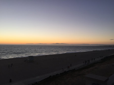 Evening Tranquility Along the California Coast as the Sun Sets Over the Ocean Wavesの写真素材