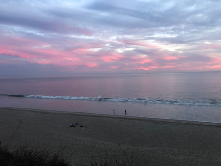 Breathtaking Sunset Paints the Sky in Shades of Pink and Purple at the Tranquil Beachの写真素材