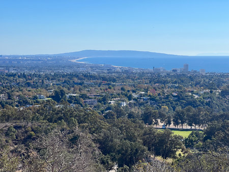 Scenic Coastal View From a Hillside Overlooking a Vibrant Los Angeles Neighborhood on a Clear Sunny Dayの写真素材