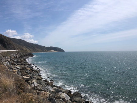 Capturing the Serene Beauty of the Coastline Under a Bright Sky Near the Oceanの写真素材