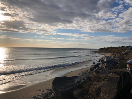 Beautiful Coastal Scene With Rolling Waves and a Serene Sunset on a Tranquil Beachの写真素材