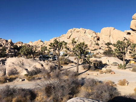 Exploring the Serene Beauty of Joshua Tree National Park With Campers Amidst Stunning Rock Formationsの写真素材