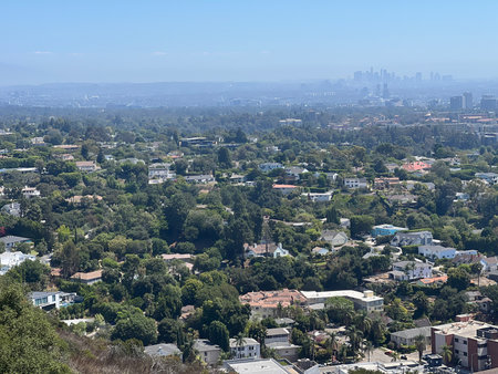 Stunning View of Vibrant Neighborhoods and City Skyline From a Hillside Overlook on a Sunny Dayの写真素材