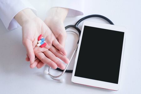 doctor prescribe the medicine and medical program in the hospital office by use technology  tablet.の写真素材