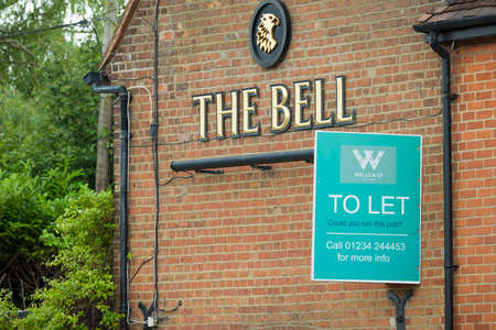 AYLESBURY, UK - July 09, 2021. Exterior of a closed down British pub with a to let sign, for rent. Closed or bankrupt business conceptのeditorial素材