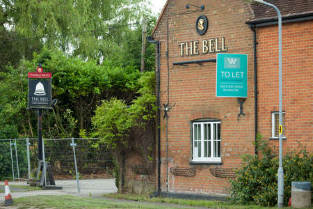 AYLESBURY, UK - July 09, 2021. Exterior of a closed British pub with a to let sign, for rent. Closed down or bankrupt business conceptのeditorial素材