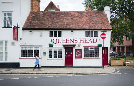 AYLESBURY, UK - July 01, 2021. Exterior of old traditional English pub, The Queens Head. Street scene outside public house.のeditorial素材