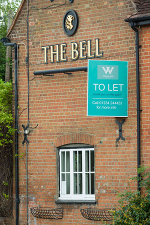AYLESBURY, UK - July 09, 2021. Outside a closed English pub with a to let sign, for rent. Closed down or bankrupt business conceptのeditorial素材