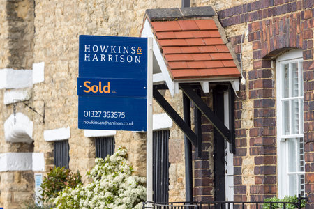 NORTHAMPTONSHIRE, UK - May 25, 2022. House sold sign outside the entrance to an old cottage in Stoke Bruerne villageのeditorial素材