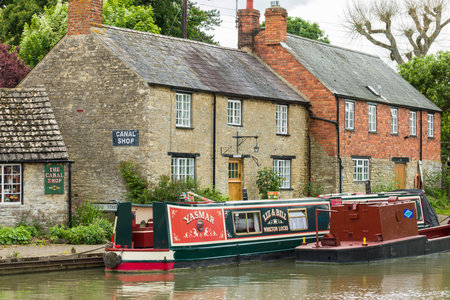 NORTHAMPTONSHIRE, UK - May 25, 2022. Narrowboats and canal shop at Stoke Bruerne, a historic village on the Grand Union Canalのeditorial素材
