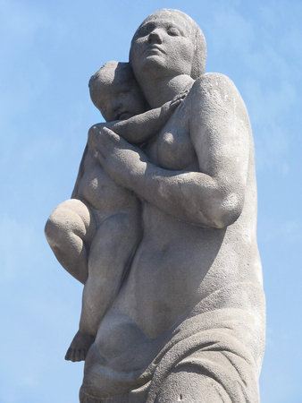 Sculpture Mother and Child. Barcelonaのeditorial素材