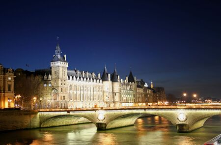 la conciergerie at night with pont de l'horloge in foreground, paris, franceの写真素材