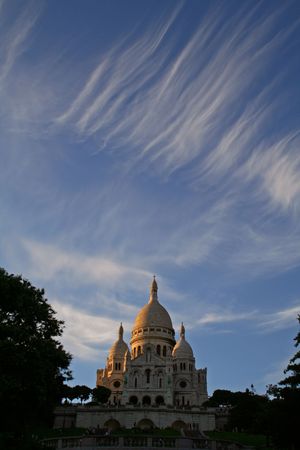 sacre coeur, at sunset with feather clouds, portrait format, paris, franceの写真素材
