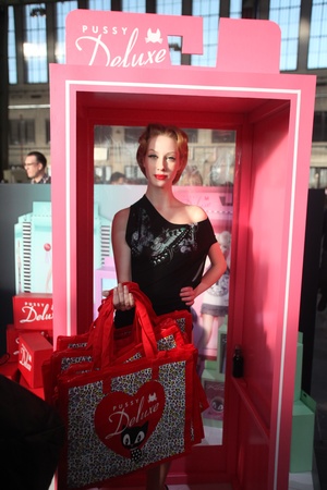 BERLIN - JANUARY 19:  Human doll on stand of Pussy Deluxe at Bread & Butter fair on January 19, 2011 in Berlin, Germany. Tens of thousands of visitors attended the tradeshow this year.のeditorial素材