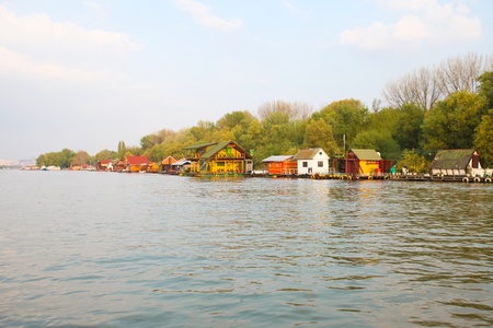 DELHI - FEBRUARY 14: Men standing around street fire at night on February 14, 2008 in Delhi, India. Winters can get quite cold in the desert capital.のeditorial素材