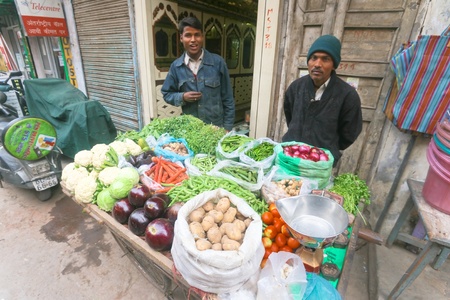 DEHLI - JANUARY 31. Vegetable street vendor with his mobile stand on January 31, 2008 in Delhi, India. Most mobile vendors are illegal and have to either run away from the police or pay them bribes.のeditorial素材