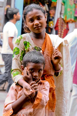 Delhi - September 26: Young beggars on street on September 26th, 2007 in Delhi, India. They often collect plastic bottles to earn extra money.のeditorial素材