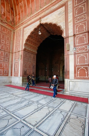 DELHI - FEBRUARY 11: People underneath large patterned archway at Jama Masjid on February 11, 2008 in Delhi, India. This mosque is the largest and most frequented in India.のeditorial素材