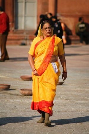 DEHLI - FEBRUARY 11. Woman dressed in traditional clothing at Jama Masjid mosque on February 11, 2008 in Dehli, India. It's the largest mosque in India with millions of visitors each year.のeditorial素材