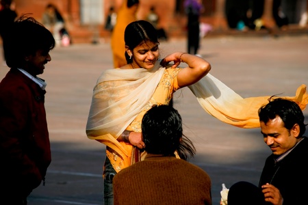 DEHLI - FEBRUARY 11. Indian woman in sari in Jama Masjid mosque on February 11, 2008 in Dehli, India. Jama Masjid is the largest mosque in India with millions of visitors each year.のeditorial素材