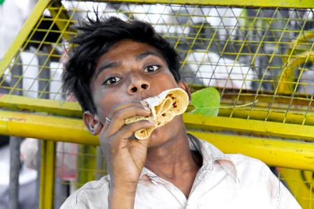 DELHI - SEPTEMBER 22: Portrait of boy beggar on street on September 22, 2007 in Delhi, India. UNHCHR has estimated that India has the largest population of street children in the world.のeditorial素材