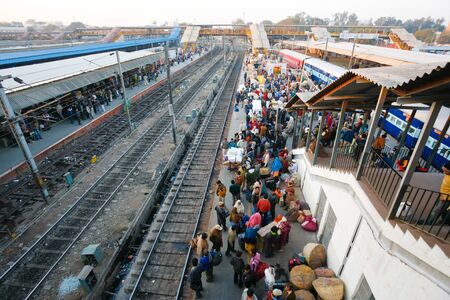 DELHI - FEBRUARY 12:  Crowded train station platform on February 12, 2008 in Delhi, India. Indian railways transport 20 million passengers daily.のeditorial素材