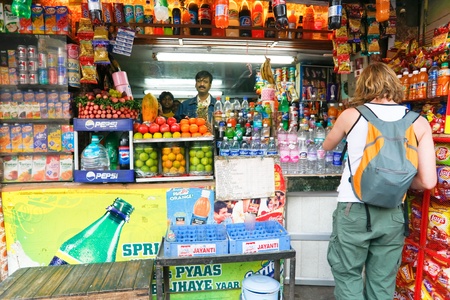 DELHI - FEBRUARY 26: Juice stall owner selling fresh fruit juices on February 26, 2008 in Dehli, India. Fresh juices are great alternatives to polluted drinking water in India.のeditorial素材