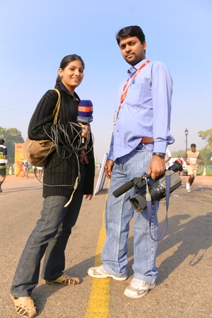 DELHI - OCTOBER 28: Young male and female TV reporters at Delhi's Half Marathon on October 28, 2007 in Delhi, India. All main media cover this large 29,000 people strong event.のeditorial素材